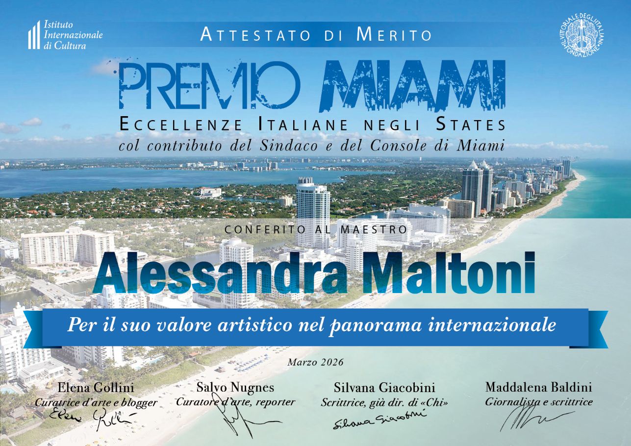 "Dal cuore della Romagna ai vertici internazionali: Alessandra Maltoni riceve il Premio Miami 2026, venendo ufficialmente insignita del titolo di Maestro. L'opera 'Sogni e Colori: Viaggio attraverso il Venezuela' ha conquistato la giuria d'onore e il comitato scientifico, ottenendo un riconoscimento conferito con il prestigioso contributo del Console d'Italia a Miami.  Il titolo di Maestro premia il valore artistico di Alessandra Maltoni nel panorama internazionale, con la validazione di firme illustri quali Silvana Giacobini (già dir. di «Chi»), il curatore d'arte Salvo Nugnes, la giornalista Maddalena Baldini e la curatrice Elena Gollini. Un traguardo che conferma l'importanza del contributo creativo dell'autrice nel promuovere l'eccellenza italiana nel mondo attraverso una narrazione vibrante e ricca di umanità."