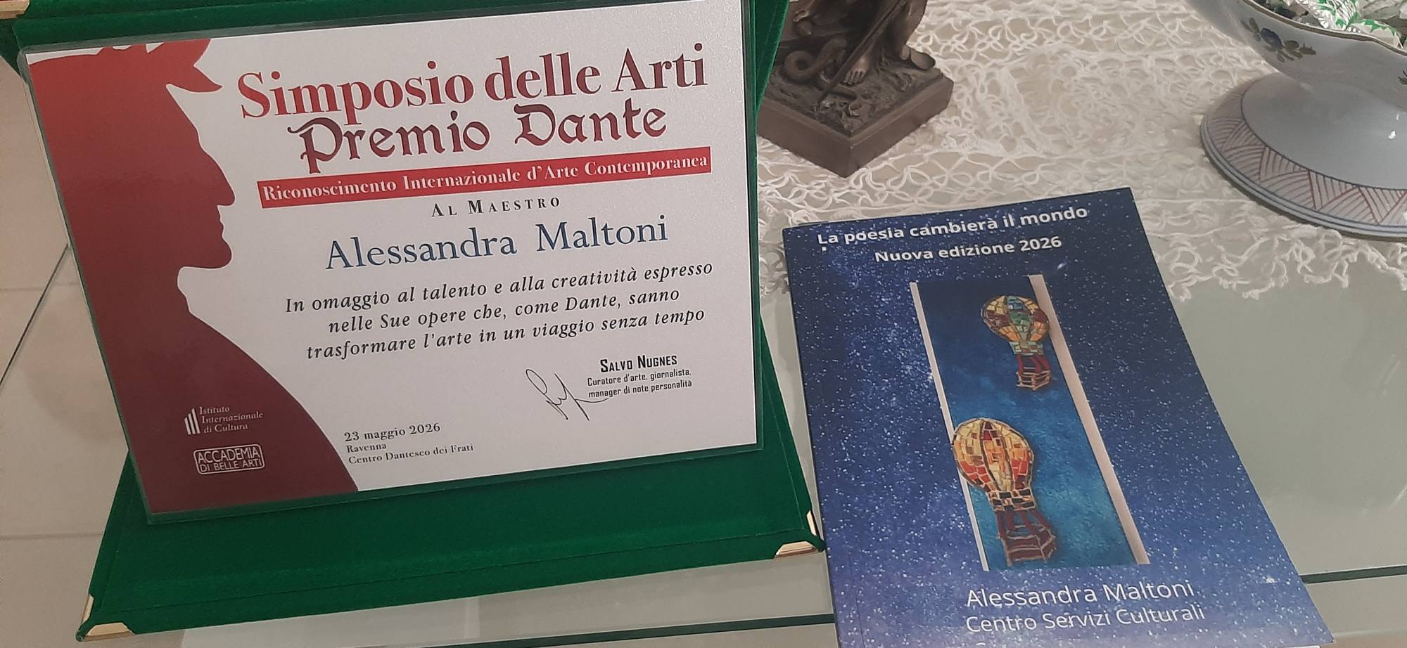 La poesia cambierà il mondo – Nuova edizione 2026
"In omaggio al talento e alla creatività... opere che, come Dante, sanno trasformare l'arte in un viaggio senza tempo."

Benvenuti nel mio spazio certificazioni d'arte e premi. Sono Alessandra Maltoni e sono felice di presentarvi la nuova edizione 2026 di un progetto che porto nel cuore: La poesia cambierà il mondo.

Questo libro nasce da una convinzione profonda: le parole hanno il potere di curare, trasformare e connettere le anime oltre i confini del tempo. Un viaggio emotivo che ha recentemente ricevuto un importante riconoscimento internazionale d'Arte Contemporanea al Simposio delle Arti - Premio Dante 2026 a Ravenna, curato da Salvo Nugnes.

Perché leggere questo libro?
Un viaggio senza tempo: Poesie e riflessioni nate per toccare le corde più intime della sensibilità contemporanea.

Edizione aggiornata: La nuova veste 2026, arricchita e curata nei minimi dettagli per offrirti un'esperienza di lettura ancora più profonda.

Un manifesto di speranza: In un mondo frenetico, una sosta per l'anima per riscoprire la bellezza che ci circonda.

"La poesia non è solo parola scritta, è una lente con cui guardare e cambiare il mondo."

 Porta la poesia nella tua vita
La nuova edizione 2026 è disponibile da oggi. Non perdere l'occasione di aggiungere questo viaggio letterario alla tua biblioteca o di fare un regalo speciale a chi ami.

CLICCA QUI per acquistare la tua copia direttamente su Amazon 
https://www.amazon.it/poesia-cambier%C3%A0-mondo-Nuova-edizione/dp/B0GNKX6SXF